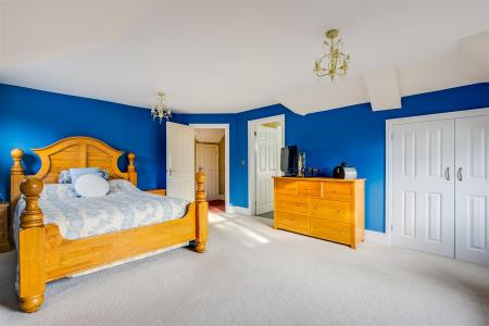 5 bedroom Detached house for sale in Chestnut Walk, Welwyn, AL6