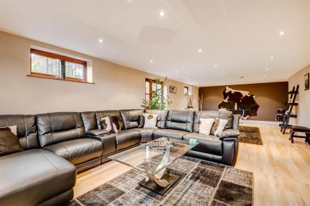 5 bedroom Detached house for sale in Chestnut Walk, Welwyn, AL6