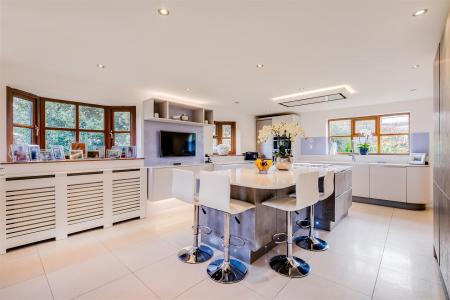 5 bedroom Detached house for sale in Chestnut Walk, Welwyn, AL6
