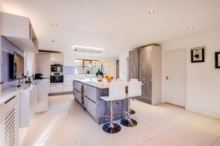 5 bedroom Detached house for sale in Chestnut Walk, Welwyn, AL6
