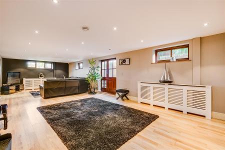 5 bedroom Detached house for sale in Chestnut Walk, Welwyn, AL6