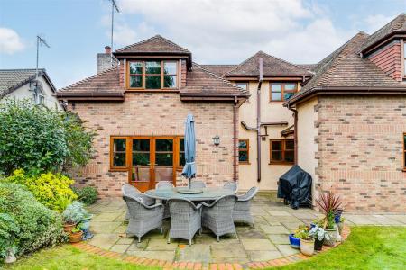 5 bedroom Detached house for sale in Chestnut Walk, Welwyn, AL6