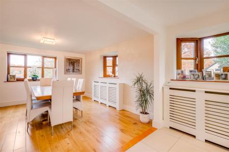 5 bedroom Detached house for sale in Chestnut Walk, Welwyn, AL6