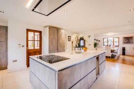 5 bedroom Detached house for sale in Chestnut Walk, Welwyn, AL6