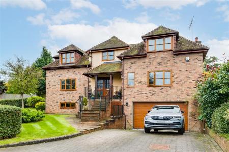 5 bedroom Detached house for sale in Chestnut Walk, Welwyn, AL6