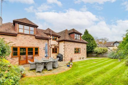 5 bedroom Detached house for sale in Chestnut Walk, Welwyn, AL6