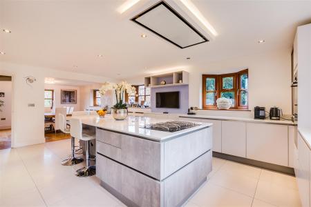 5 bedroom Detached house for sale in Chestnut Walk, Welwyn, AL6