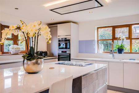 5 bedroom Detached house for sale in Chestnut Walk, Welwyn, AL6