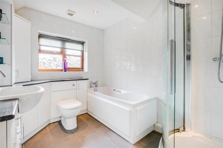 5 bedroom Detached house for sale in Chestnut Walk, Welwyn, AL6