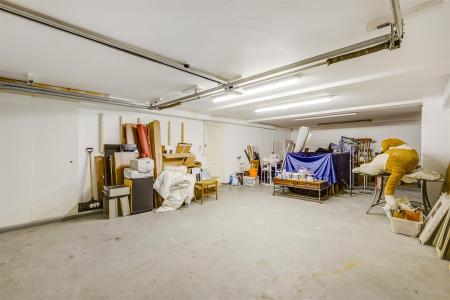 5 bedroom Detached house for sale in Chestnut Walk, Welwyn, AL6