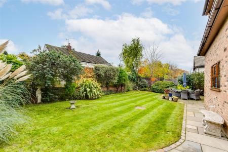 5 bedroom Detached house for sale in Chestnut Walk, Welwyn, AL6