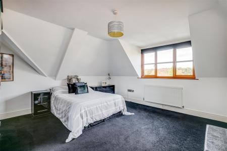 5 bedroom Detached house for sale in Chestnut Walk, Welwyn, AL6