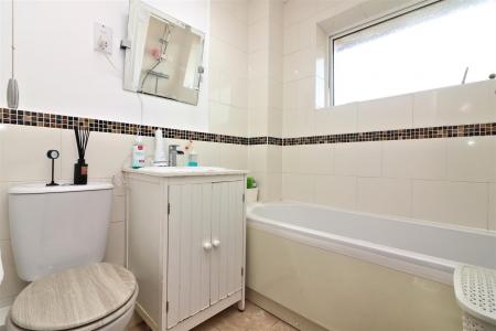 3 bedroom Terraced House to let in Burghley Close, Stevenage, SG2