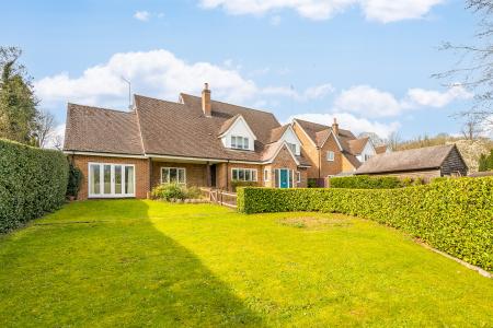 4 bedroom Detached house for sale in Wendover Drive, Welwyn, AL6