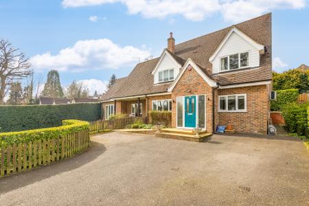 4 bedroom Detached house for sale in Wendover Drive, Welwyn, AL6