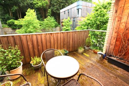 2 bedroom Flat to let in Clock House Gardens, Welwyn, AL6