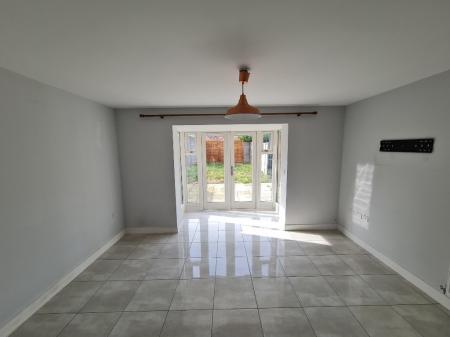 4 bedroom Town house to let in Merriall Close, Swanscombe, DA10