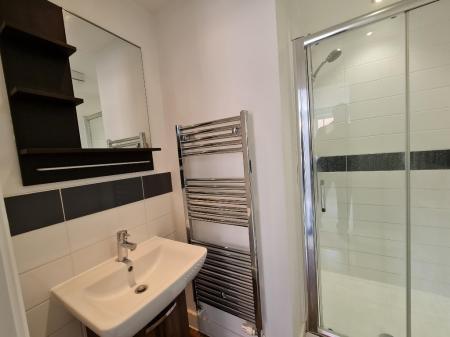 4 bedroom Town house to let in Merriall Close, Swanscombe, DA10