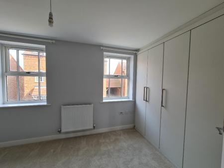 4 bedroom Town house to let in Merriall Close, Swanscombe, DA10