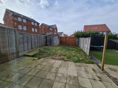 4 bedroom Town house to let in Merriall Close, Swanscombe, DA10