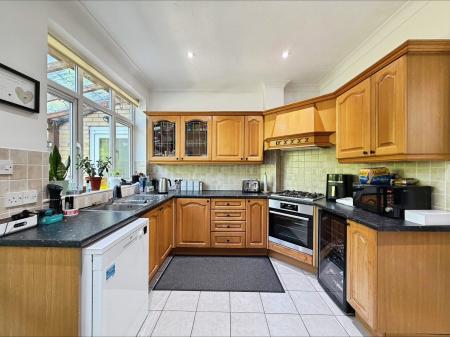 4 bedroom Semi-detached house to let in London Road Woolmer Green, Woolmer Green, SG3