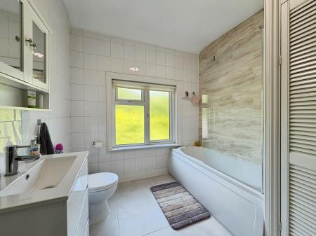 4 bedroom Semi-detached house to let in London Road Woolmer Green, Woolmer Green, SG3