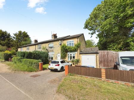 4 bedroom Semi-detached house to let in London Road Woolmer Green, Woolmer Green, SG3