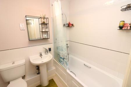 2 bedroom Flat to let in Bridge Road East, Welwyn Garden City, AL7