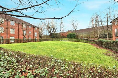 2 bedroom Flat to let in Bridge Road East, Welwyn Garden City, AL7