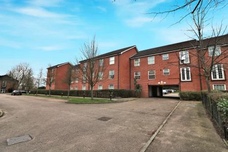 2 bedroom Flat to let in Bridge Road East, Welwyn Garden City, AL7