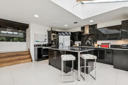 4 bedroom Detached house for sale in Codicote Road, Welwyn, AL6