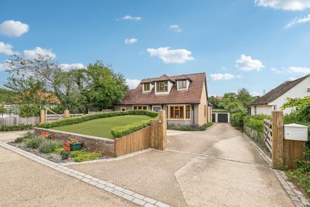 4 bedroom Detached house for sale in Codicote Road, Welwyn, AL6