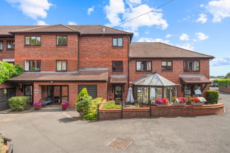 1 bedroom Flat for sale in Pond Court The Ridgeway, Codicote, SG4