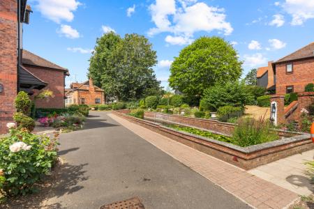 1 bedroom Flat for sale in Pond Court The Ridgeway, Codicote, SG4