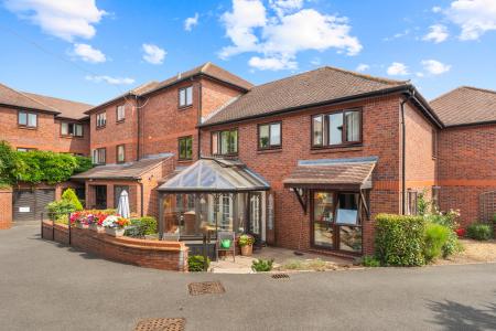 1 bedroom Flat for sale in Pond Court The Ridgeway, Codicote, SG4