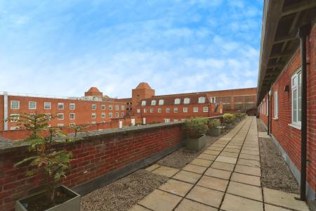 2 bedroom Flat to let in Fretherne Road, Welwyn Garden City, AL8