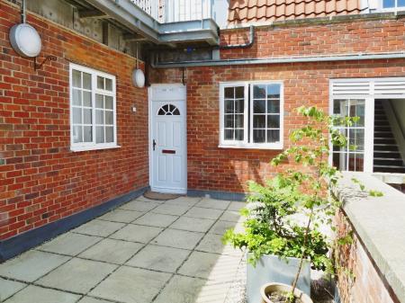 2 bedroom Flat to let in Fretherne Road, Welwyn Garden City, AL8
