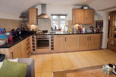 2 bedroom Flat to let in Station Rd, Harpenden, AL5