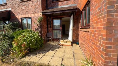 1 bedroom Flat for sale in Pond Court The Ridgeway, Codicote, SG4