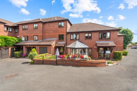 1 bedroom Flat for sale in Pond Court The Ridgeway, Codicote, SG4