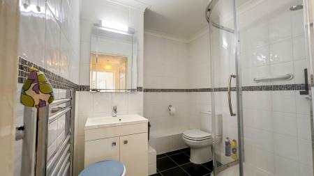 1 bedroom Flat for sale in Pond Court The Ridgeway, Codicote, SG4
