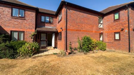 1 bedroom Flat for sale in Pond Court The Ridgeway, Codicote, SG4