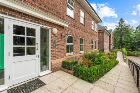 2 bedroom Flat for sale in Church Street, Welwyn, AL6