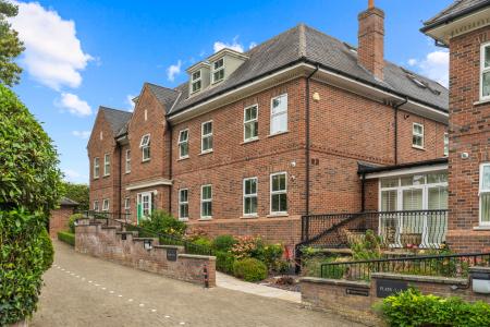 2 bedroom Flat for sale in Church Street, Welwyn, AL6