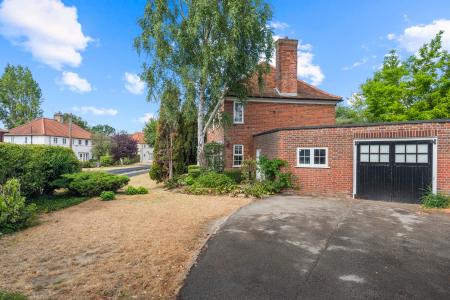 4 bedroom Detached house for sale in Attimore Road, Welwyn Garden City, AL8