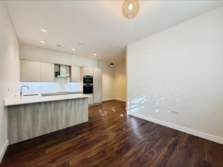 2 bedroom Flat to let in Broadwater Rd, Welwyn Garden City, AL7