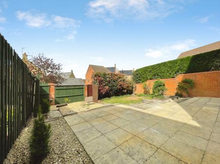 5 bedroom Detached house to let in Crawford Way, Milton Keynes, MK4