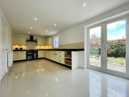 5 bedroom Detached house to let in Crawford Way, Milton Keynes, MK4