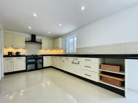 5 bedroom Detached house to let in Crawford Way, Milton Keynes, MK4