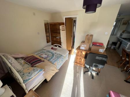 1 bedroom Studio flat to let in Pettingrew Close, Walnut Tree, Milton Keynes, MK7